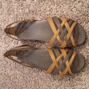 Brown strappy Croc step in sandals sz 7
